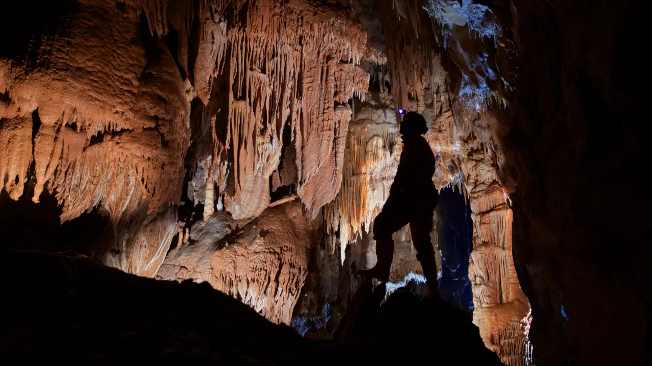 Caverna em viagem de aventura