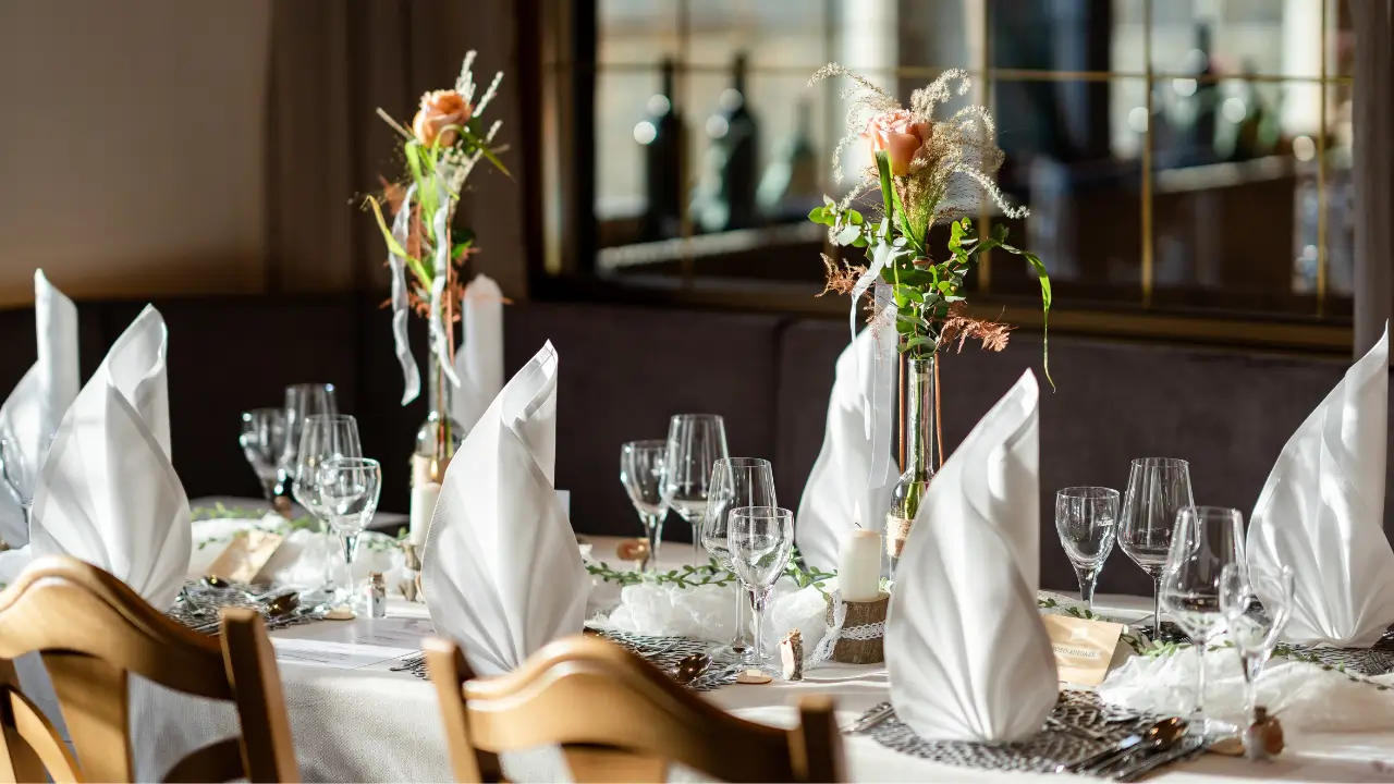 Mesa posta em jantar de gala