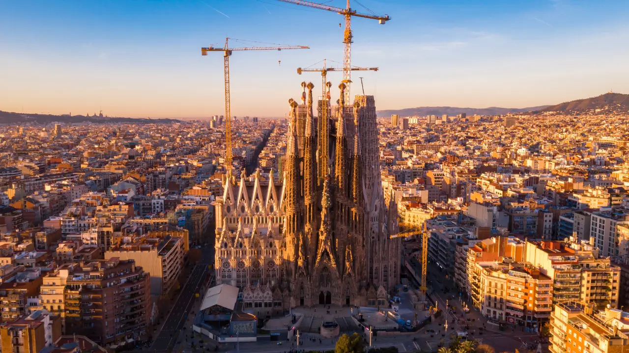 Pontos Turísticos: Basílica Sagrada Família