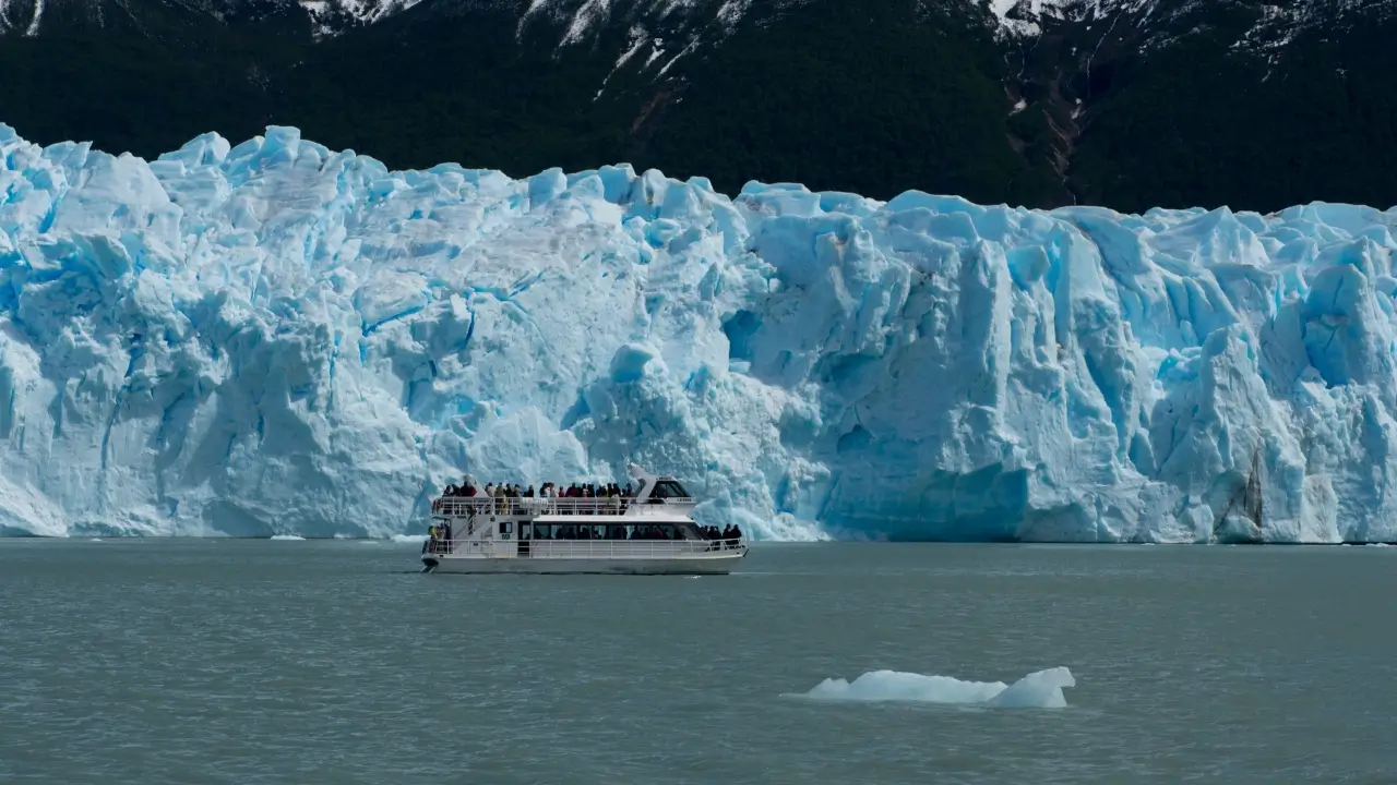 Barco de turistas no Glaciar Perito Moreno