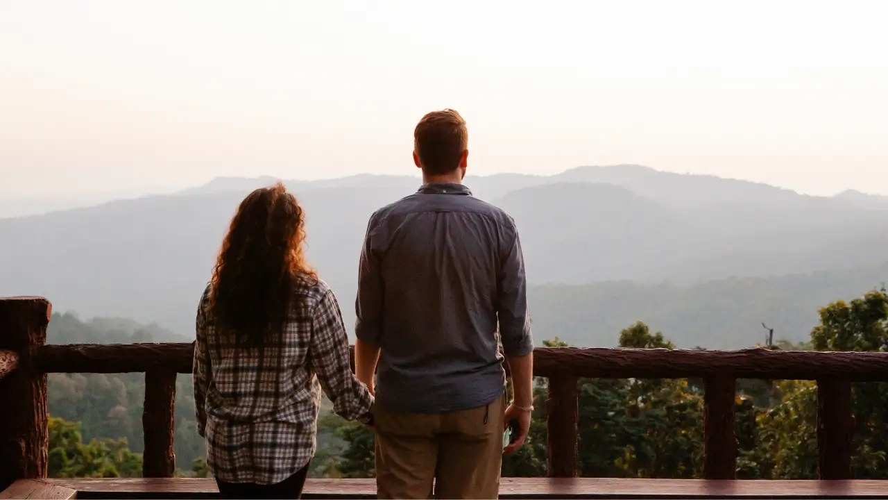 Casal nas montanhas