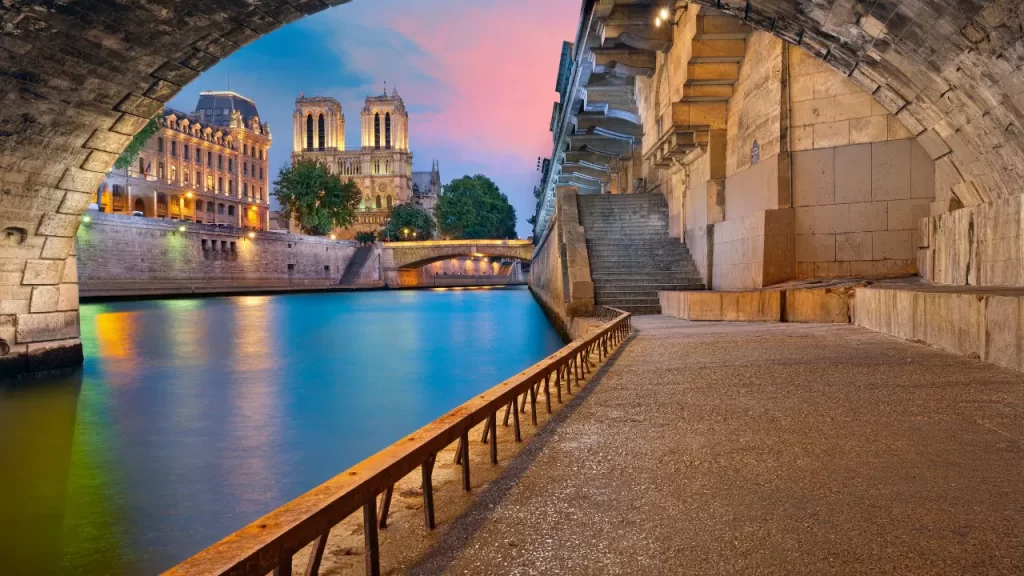 Catedral de Notre-Dame de Paris vista do Rio Sena