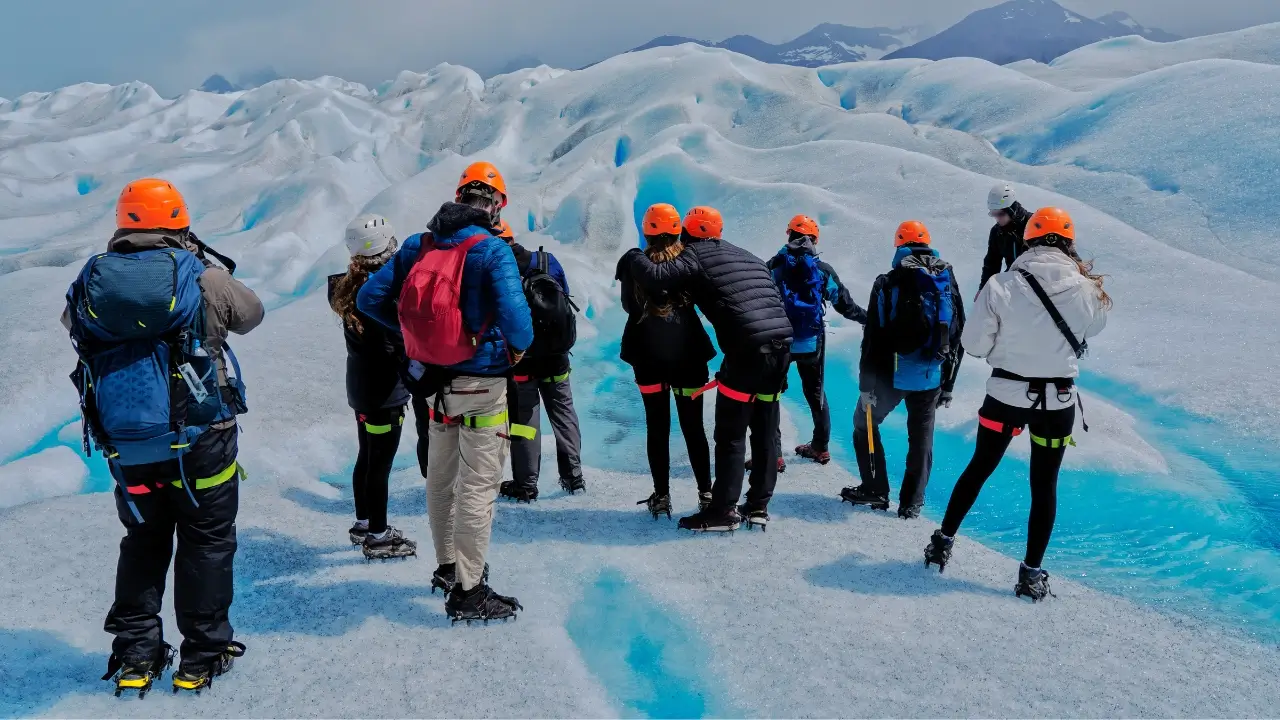 Grupo de trilha no Glaciar Perito Moreno