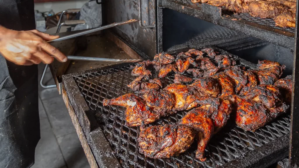 Jerk chicken sendo preparado na Jamaica