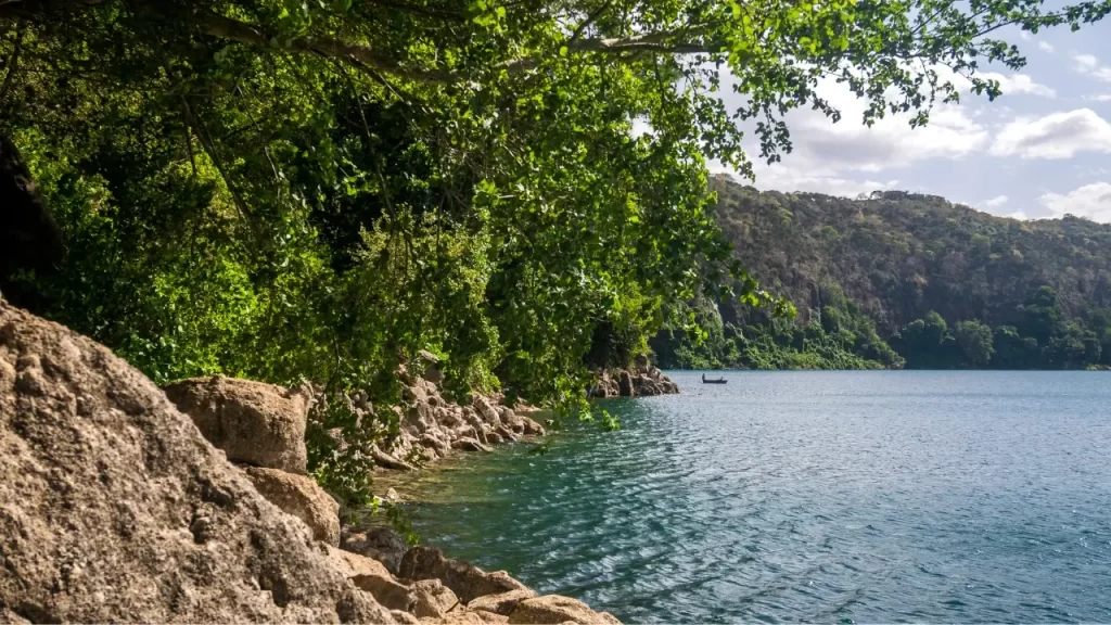 Lago Challa, é um lago de cratera que atravessa a fronteira entre o Quênia e a Tanzânia