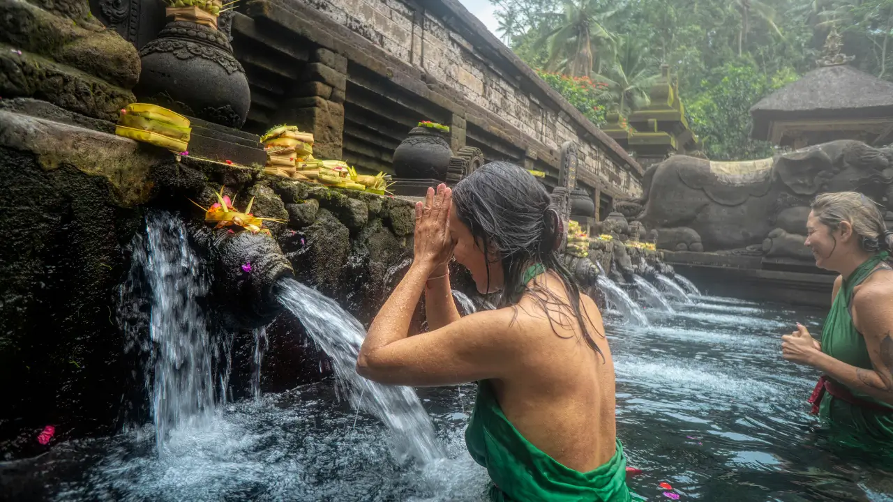 Nascente de águas sagradas em Bali