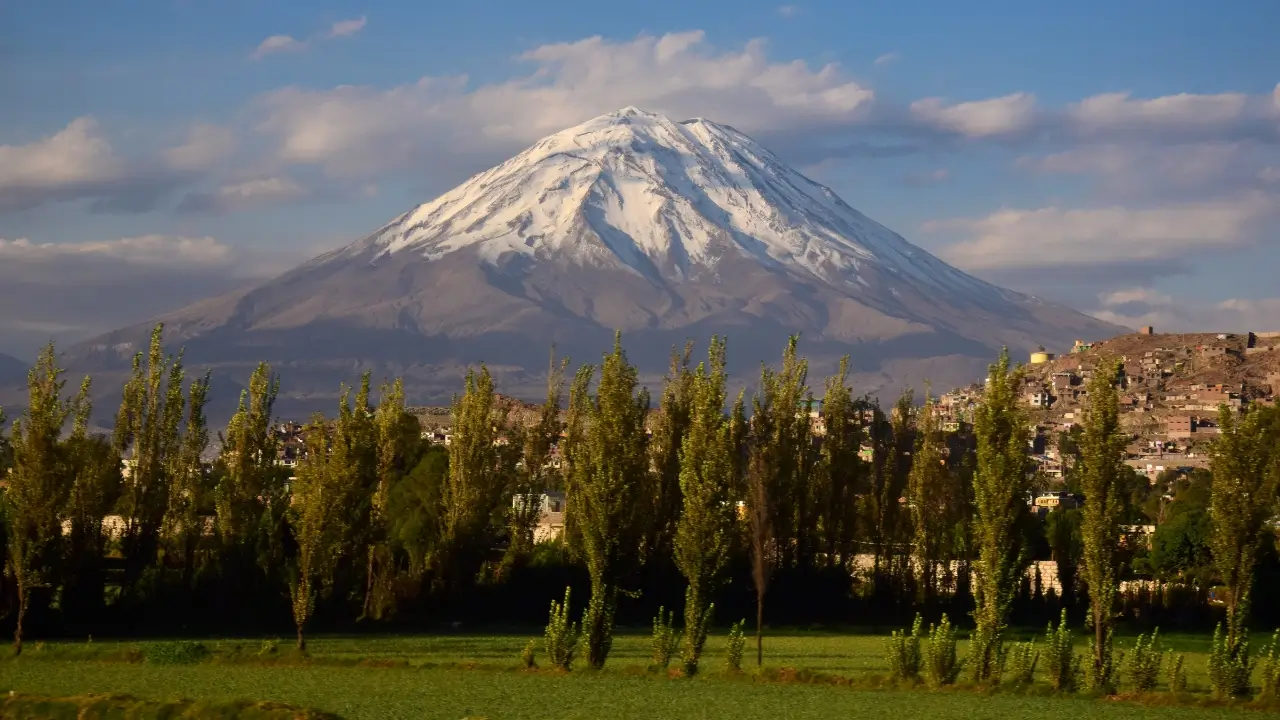 O Misti é um vulcão no formato de cone localizado no sudoeste do Peru, próximo de Arequipa