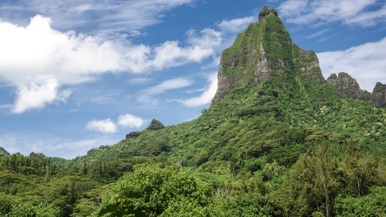 O Monte Tohivea é um vulcão extinto na ilha de Moorea, na Polinésia Francesa