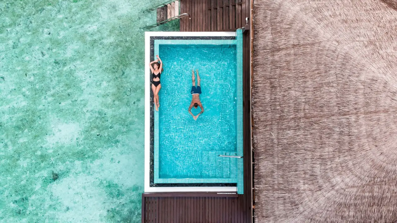 Piscina em hotel nas Maldivas