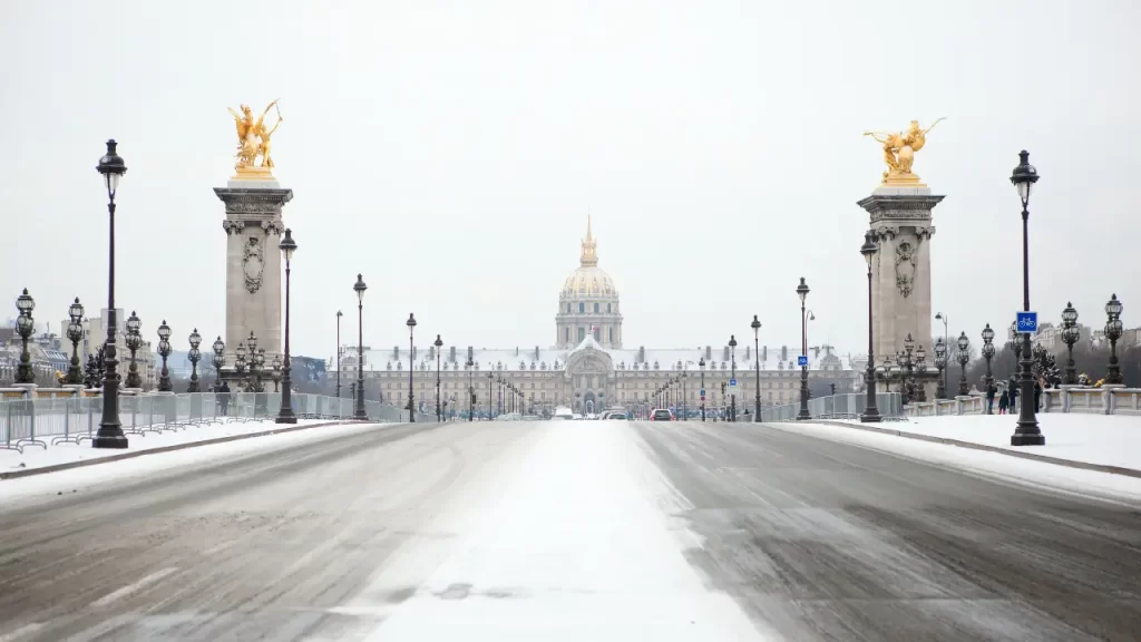 Ponte Alexandre III durante o inverno em Paris