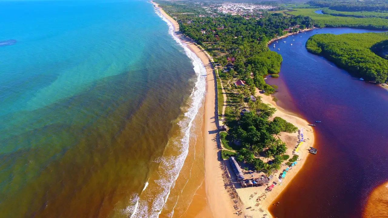 Rio e praia de Caraíva