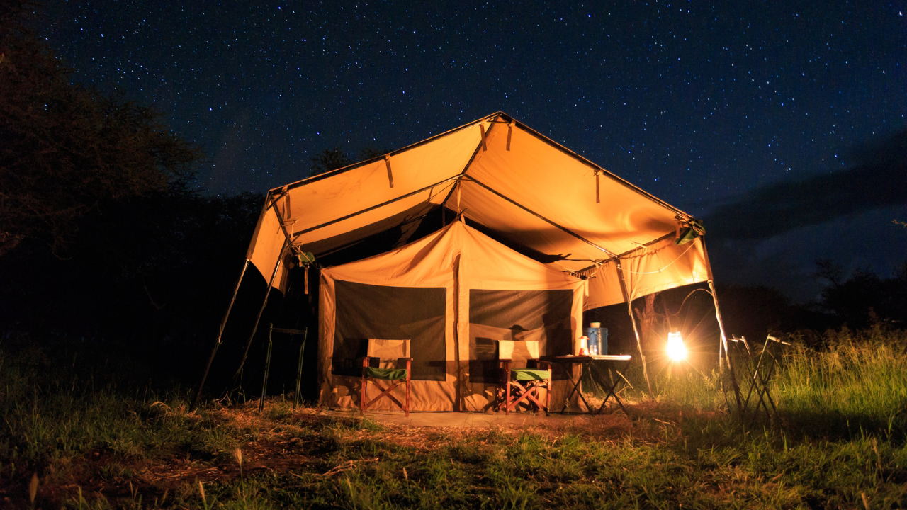 Acampamento noturno no Serengueti