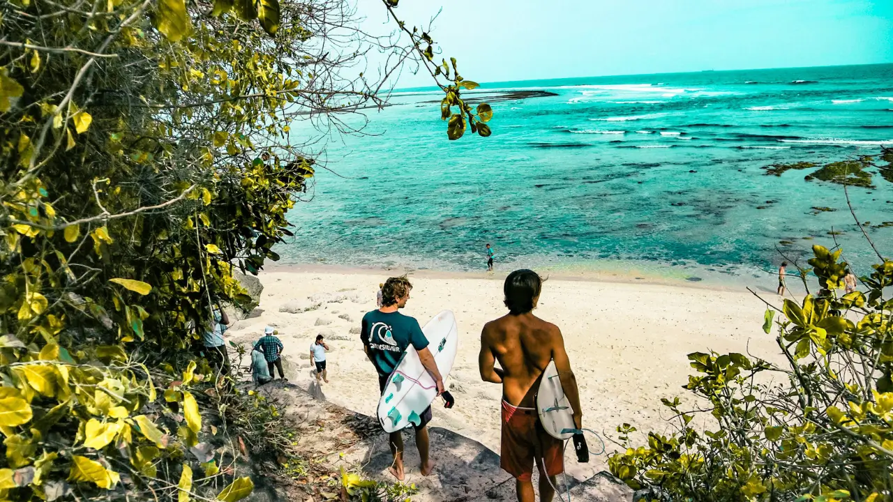 Surfistas em Bali