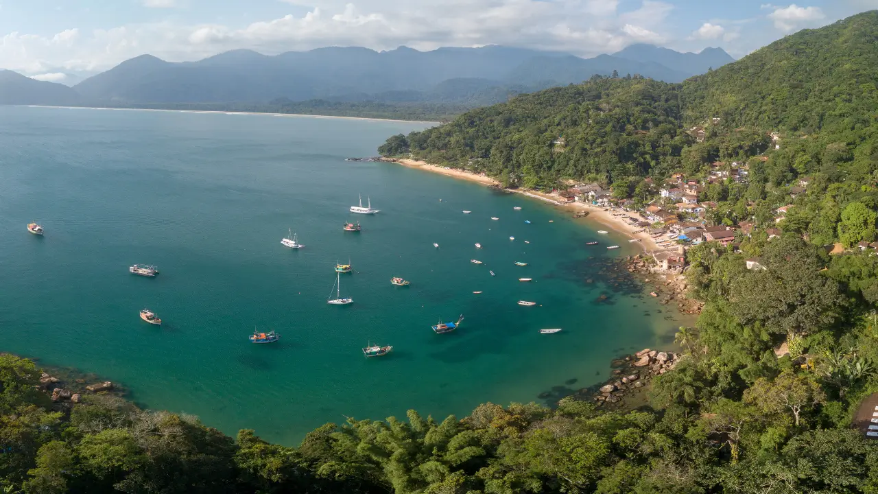 Vista da praia e da vila de Picinguaba