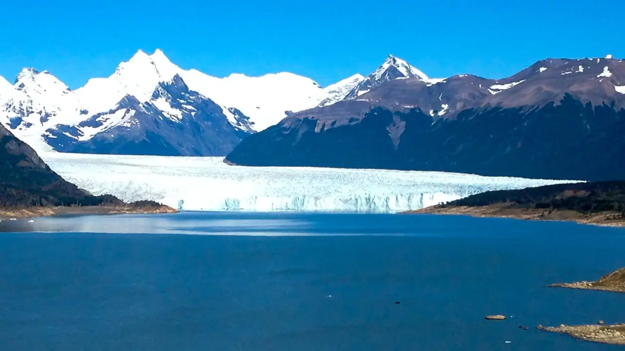 Vista de longe do Glaciar Perito Moreno