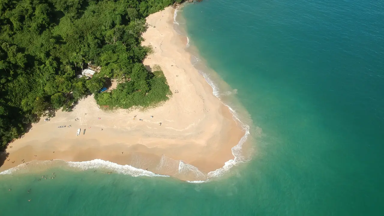 Vista do alto das praias de Ubatuba