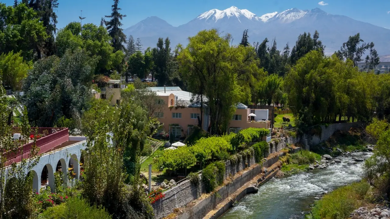 Vulcão ao fundo em Arequipa