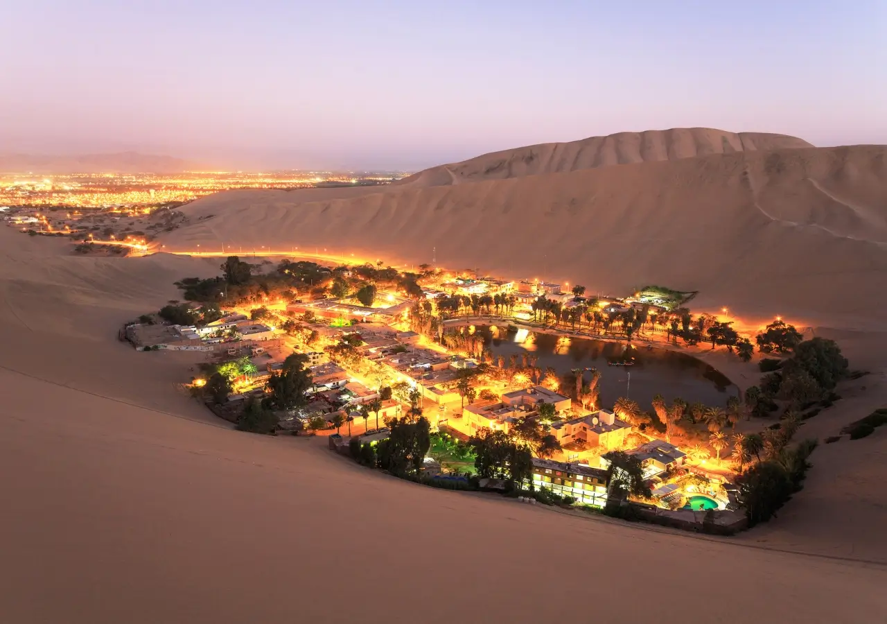 Oásis de Huacachina ao anoitecer