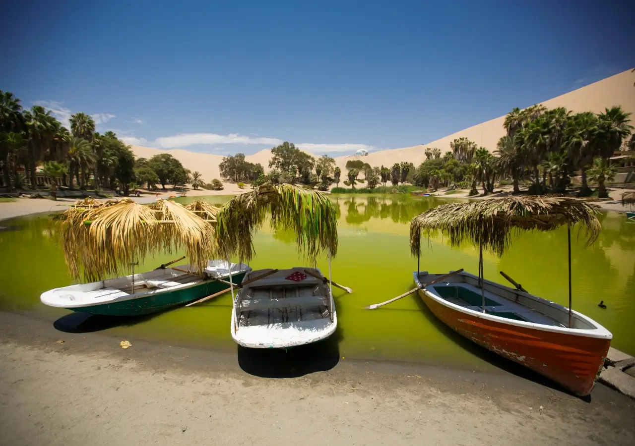 Passeio de barco no Lago de Huacachina