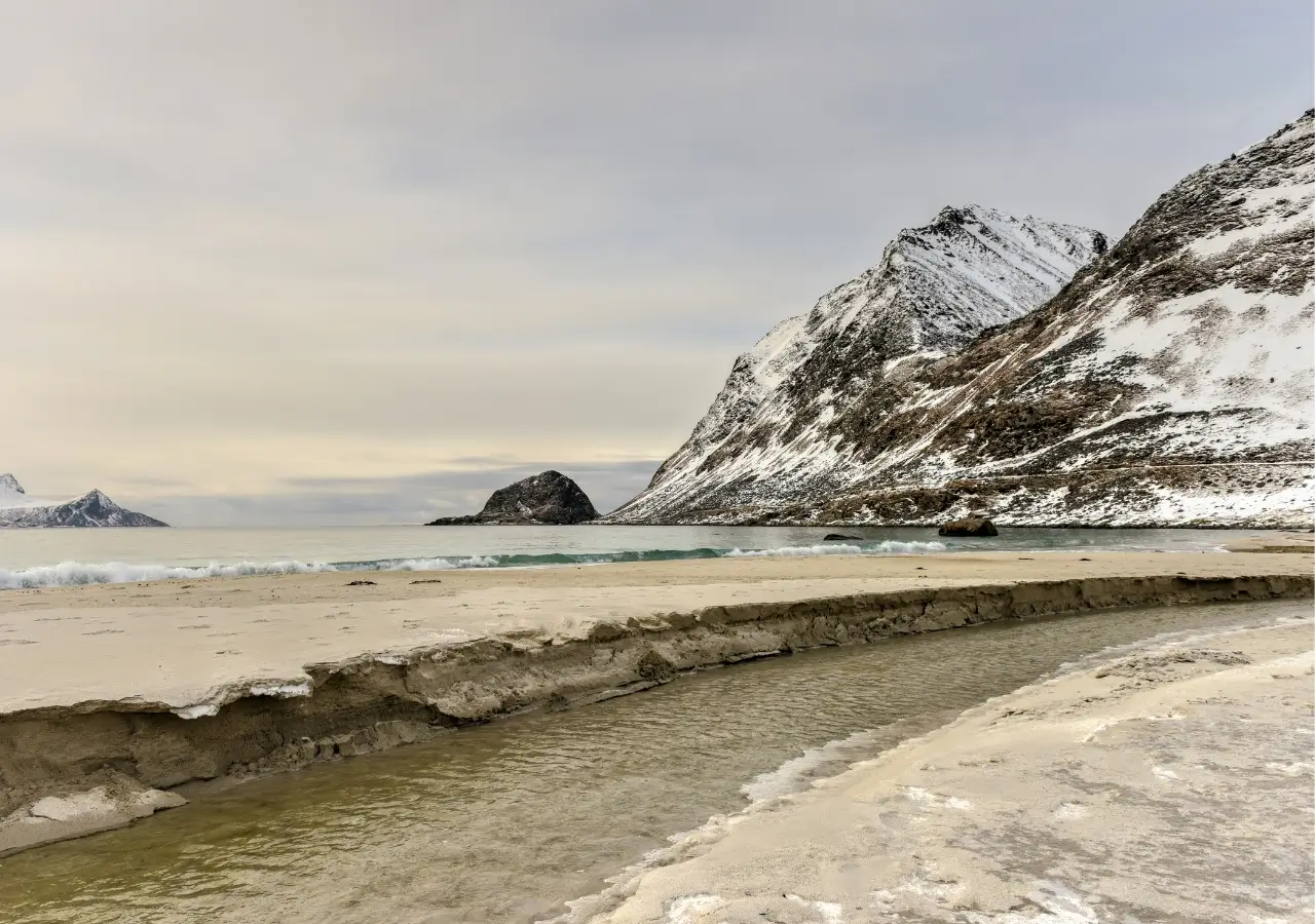 Praia de Haukland nas Ilhas Lofoten